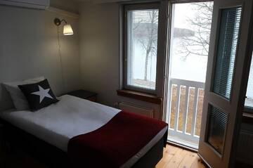 Фото номера Двухместный номер с 2 отдельными кроватями и видом на озеро Отель Hotel Radalla г. Kausala 4